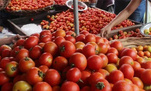 நாமக்கல் உழவர் சந்தையில் தக்காளி ஒரு கிலோ ரூ.40-க்கு விற்பனை