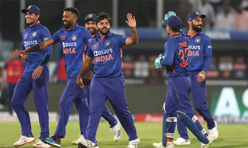 கடைசி ஓவர் வரை நெருக்கடி கொடுத்த நியூசிலாந்து... முதல் ஒருநாள் போட்டியில் இந்தியா திரில் வெற்றி