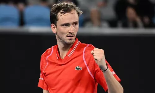 ஆஸ்திரேலிய ஓபன் டென்னிஸ் - மெத்வதேவ், சிட்சிபாஸ் மூன்றாம் சுற்றுக்கு முன்னேற்றம்