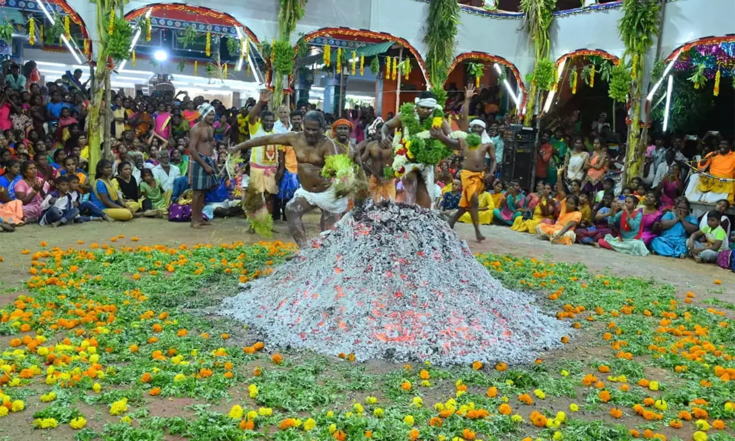 அருணாப்பேரி அழகு முத்துமாரியம்மன் கோவிலில் பூக்குழி இறங்கிய பக்தர்கள்