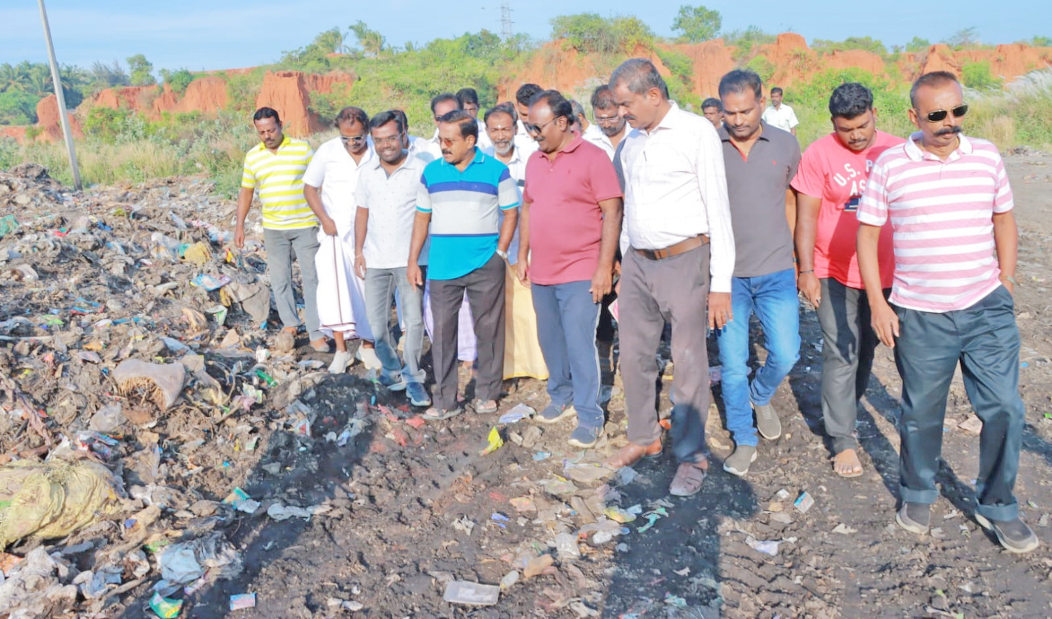 52-வது வார்டில் 'திடீர்' ஆய்வு குப்பைகளை தரம் பிரித்து பொதுமக்கள் வழங்க வேண்டும் - மேயர் மகேஷ் வேண்டுகோள்