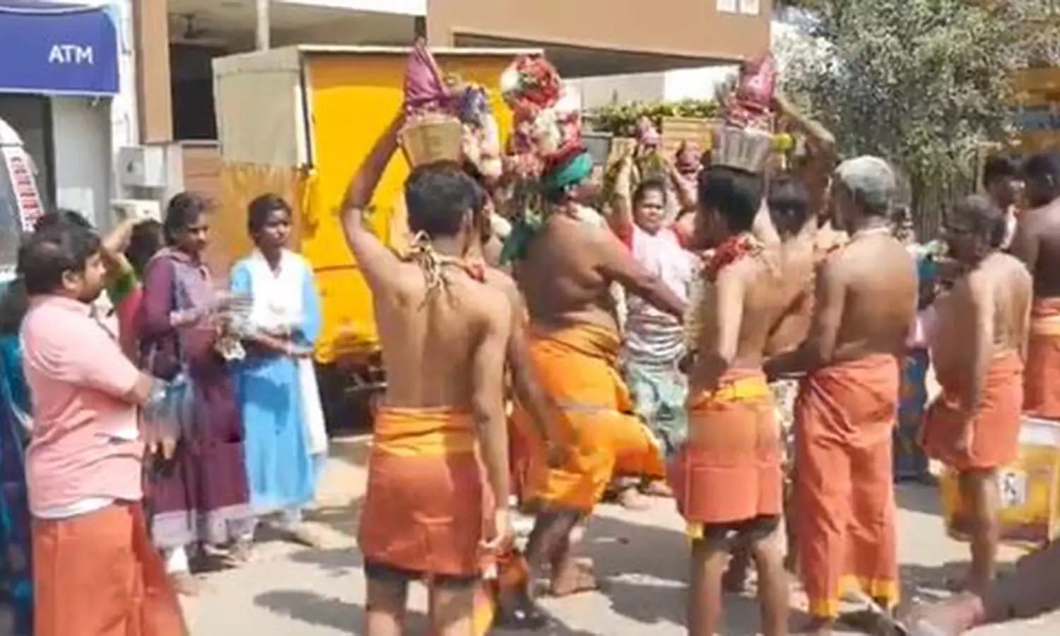 பழனி கோவில் கும்பாபிஷேகத்திற்காக புண்ணிய நதிகளில் இருந்து தீர்த்தம் எடுத்து வந்த பக்தர்கள்