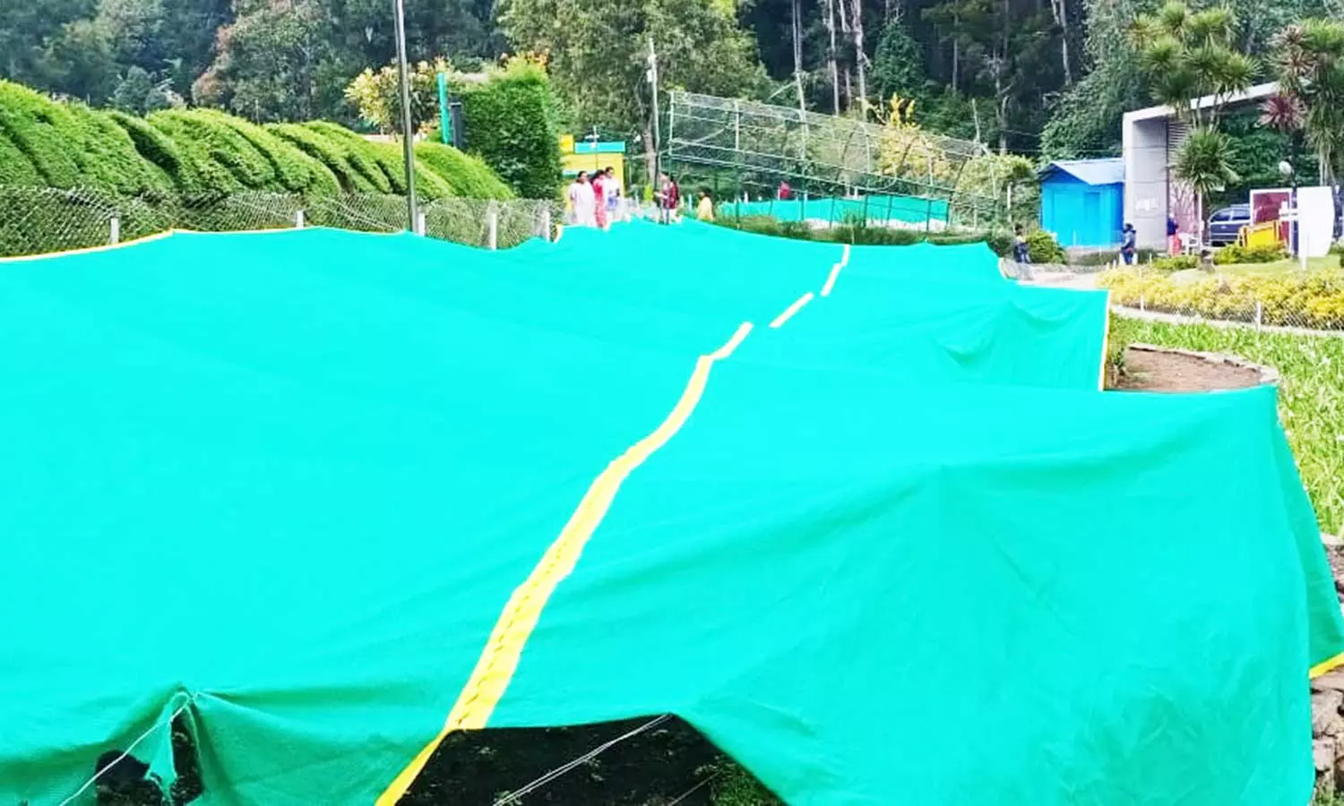 கொடைக்கானலில் தொடரும் உறைபனி பிரையண்ட் பூங்காவில் மலர் செடிகளை பாதுகாக்க பசுமை போர்வை