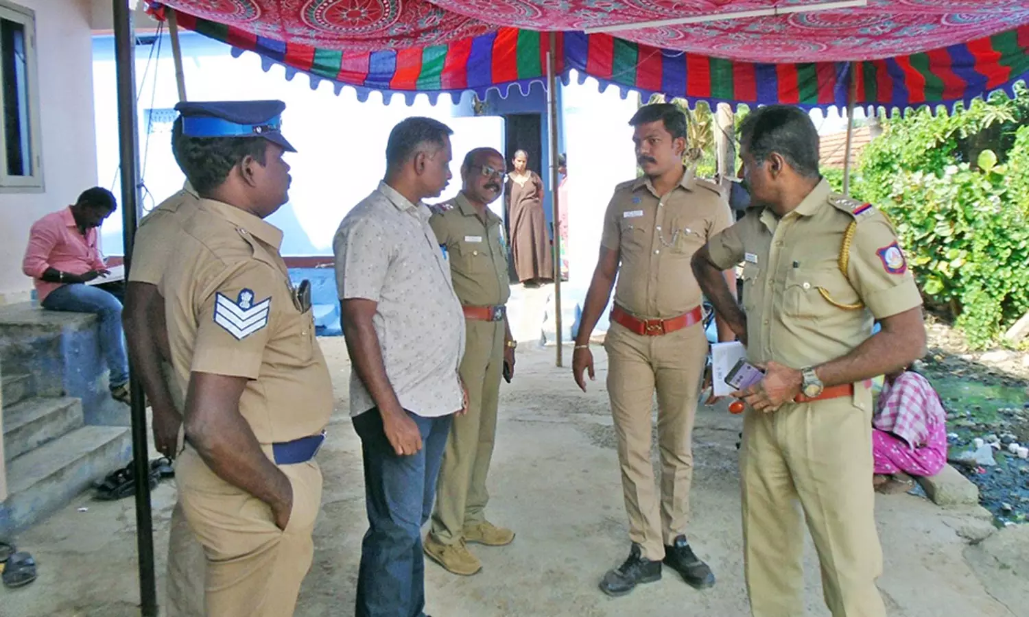 பிறந்து 7 நாட்களே ஆன குழந்தை கிணற்றில் வீசி கொலை- தாயாரிடம் போலீசார் விசாரணை