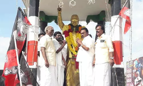 எம்.ஜி.ஆர். சிலைக்கு அ.திமு.க.வினர் மாலை