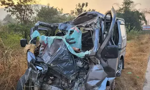 மும்பை-கோவா நெடுஞ்சாலையில் கார்-லாரி நேருக்கு நேர் மோதி விபத்து: 9 பேர் பலி