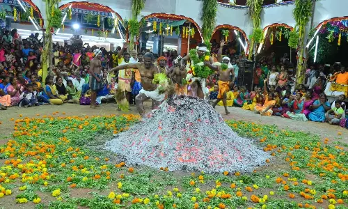 அருணாப்பேரி அழகு முத்துமாரியம்மன் கோவிலில் பூக்குழி இறங்கிய பக்தர்கள்