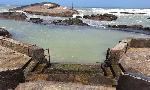 தை அமாவாசையையொட்டி கன்னியாகுமரி கடலில் பக்தர்கள் புனித நீராடி முன்னோர்களுக்கு தர்ப்பணம் கொடுக்கும் நிகழ்ச்சி