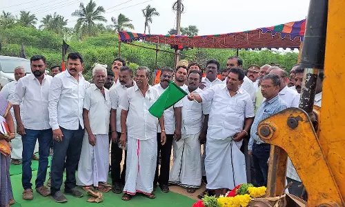 உடன்குடி ஒன்றியத்தில்  ரூ.3.87 கோடியில் சாலை மேம்படுத்தும் பணி - அமைச்சர் அனிதாராதாகிருஷ்ணன் தொடங்கி வைத்தார்