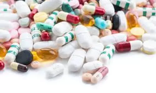 தாய் கண்டித்ததால் விபரீதம்: மாத்திரைகளை சாப்பிட்டு பள்ளியில் மயங்கி விழுந்த மாணவி