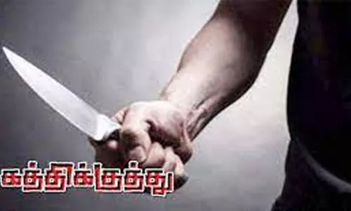 தாயிடம் தகராறில் ஈடுபட்டதை தட்டிக் கேட்டவருக்கு கத்தி குத்து