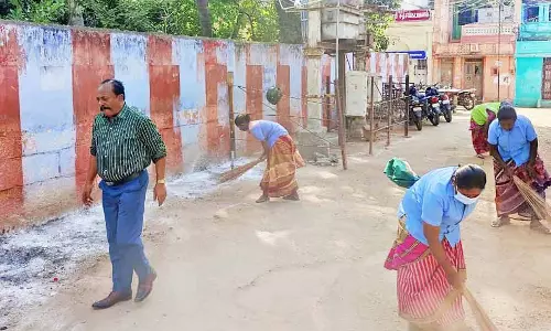 டவுனில் தொண்டர் சன்னதி கோவில்  சுற்று சுவர் தூய்மைப்படுத்தப்பட்டது- மாநகராட்சிக்கு பொதுமக்கள் நன்றி