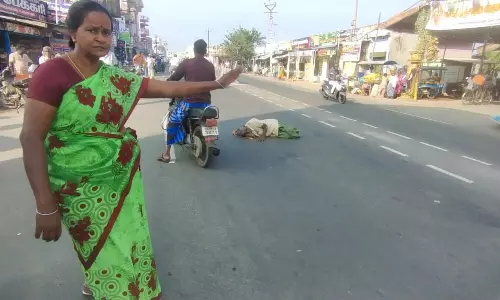 அந்தியூர் தவிட்டுப்பாளையத்தில் இன்று காைல பரபரப்பு குடி போதையில் ரோட்டில் படுத்து முதியவர் திடீர் ரகளை