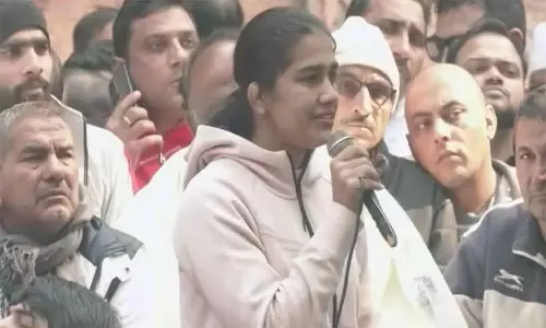 போராடும் மல்யுத்த வீராங்கனைகளுடன் பாஜக தலைவர் பபிதா போகத் சந்திப்பு- விரைந்து நடவடிக்கை எடுப்பதாக உறுதி