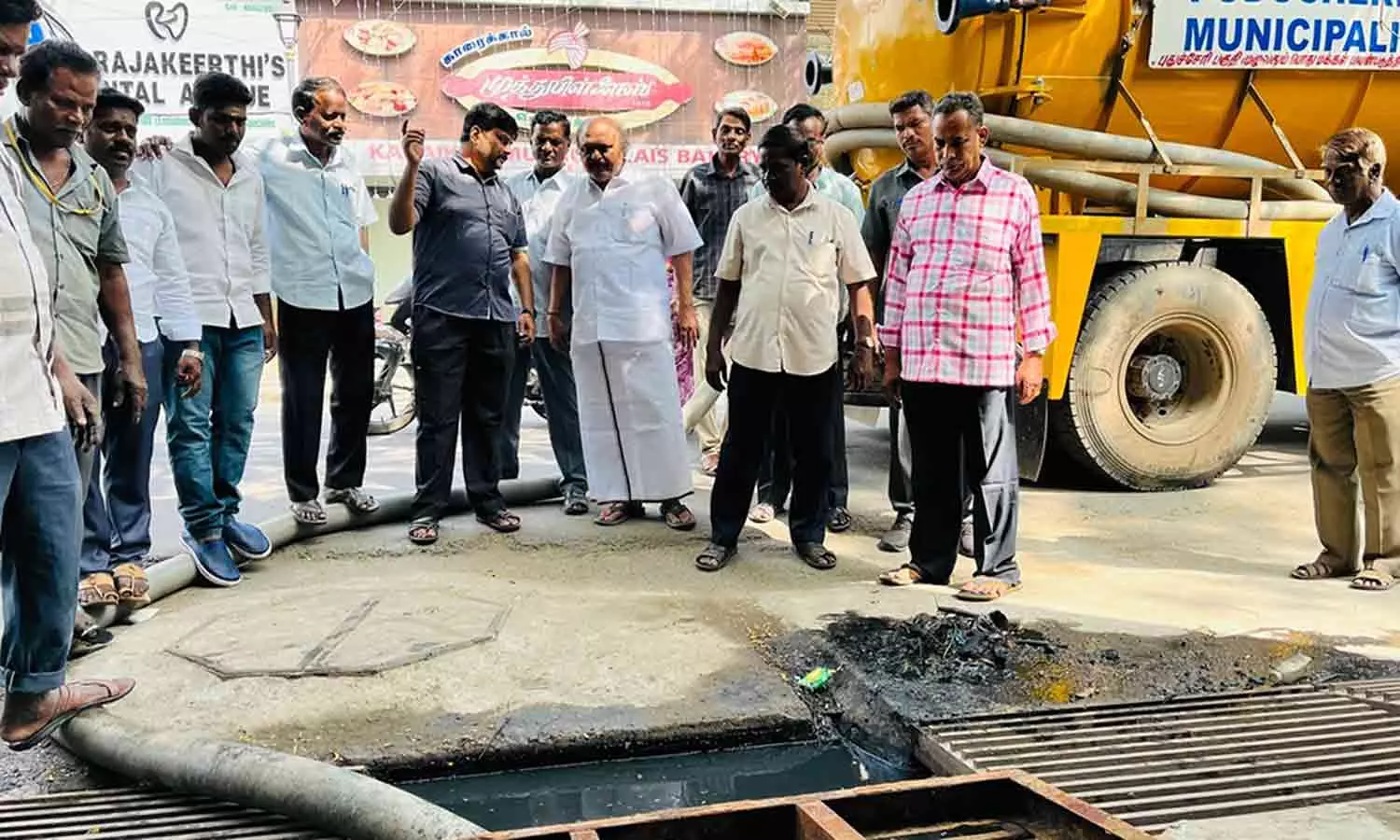 சாலையில் தேங்கிய கழிவு நீர் அகற்றம் சாலையில் தேங்கிய கழிவு நீர் அகற்றம்