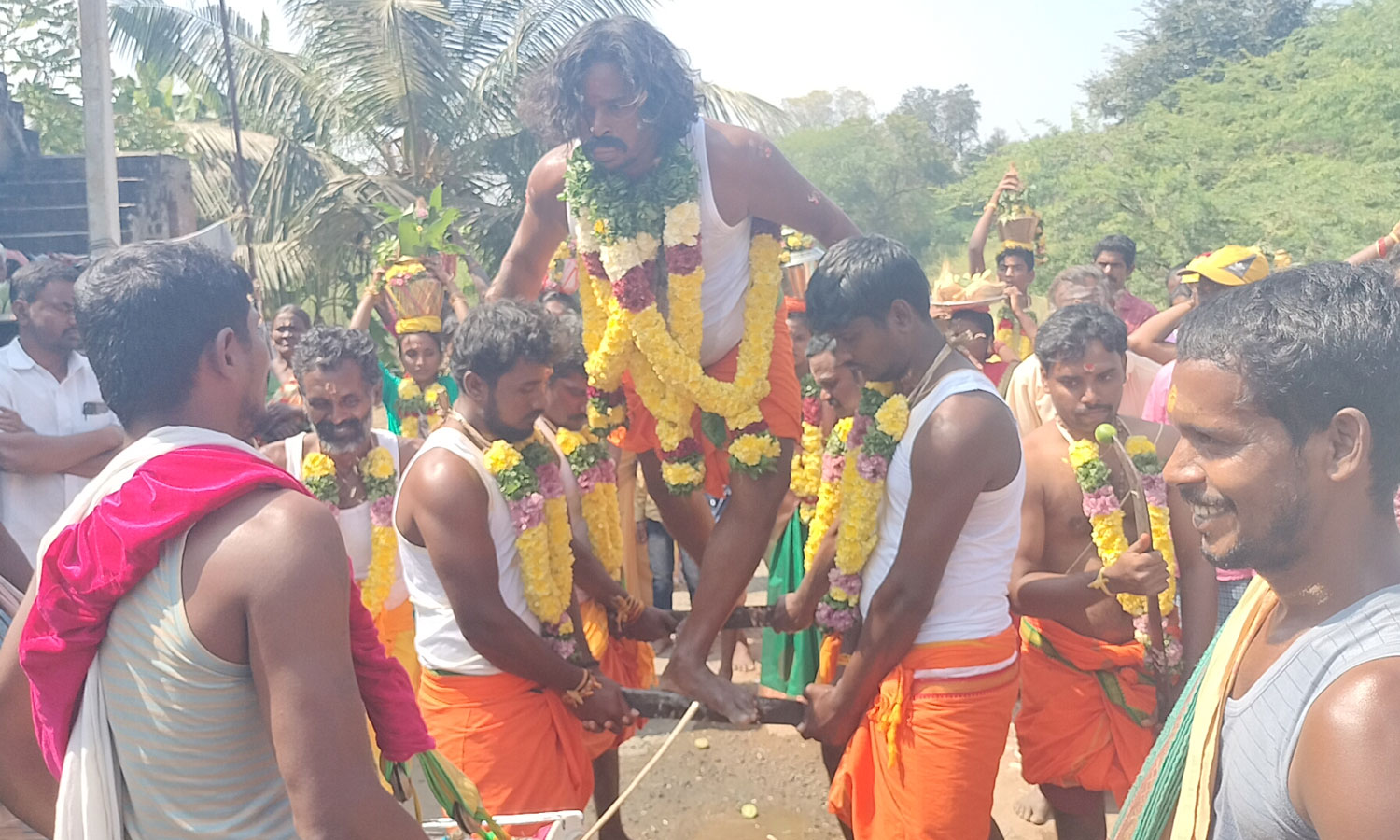 காசி காலபைரவர் கோவில் விழா 500 மீட்டர் தூரம் கத்திமேல் நடந்து வந்து பக்தர்களுக்கு ஆசி வழங்கிய பூசாரி