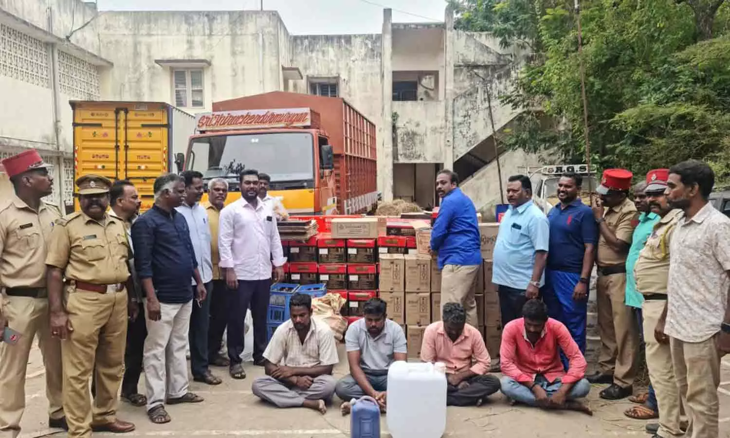 ரூ.25 லட்சம் பொருட்கள் பறிமுதல்-கலால்துறை தனிப்படை அதிரடி ரூ.25 லட்சம் பொருட்கள் பறிமுதல்-கலால்துறை தனிப்படை அதிரடி