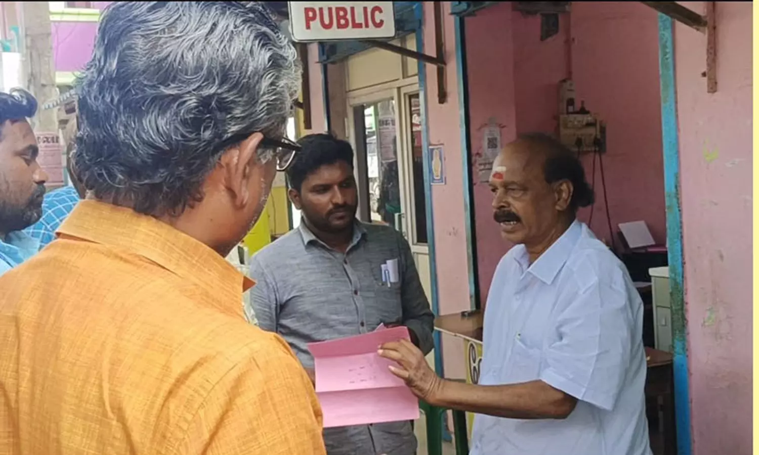 திண்டிவனத்தில் வரி கட்டாத 5 கடைகளுக்கு சீல், திண்டிவனத்தில் வரி கட்டாத 5 கடைகளுக்கு சீல்,