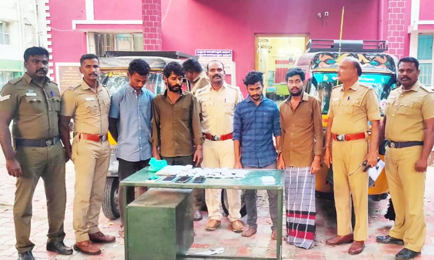 தென்காசியில் கஞ்சா பொட்டலங்களுடன் 4 வாலிபர்கள் கைது தென்காசியில் கஞ்சா பொட்டலங்களுடன் 4 வாலிபர்கள் கைது