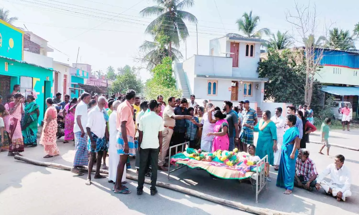 விபத்தில் இறந்த மூதாட்டி பிணத்துடன் மறியல் விபத்தில் இறந்த மூதாட்டி பிணத்துடன் மறியல்