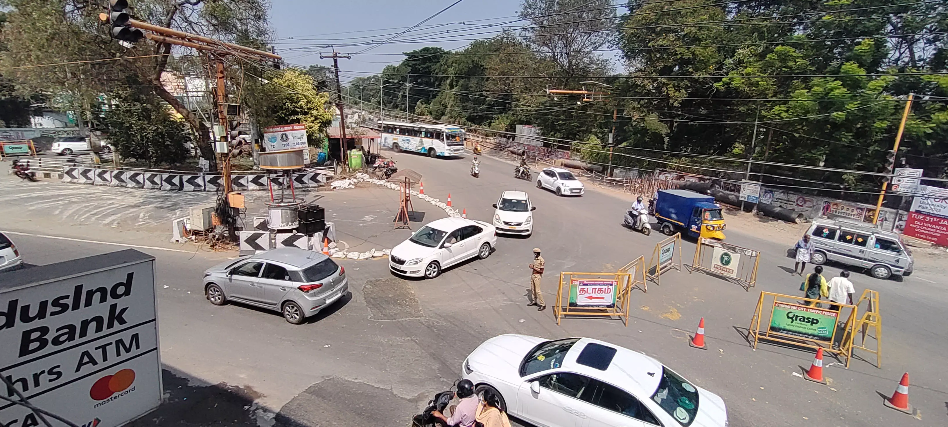 லாலி ரோடு பகுதியில் சிக்னல் இல்லாமல் சாலையை கடக்கும் வாகனங்கள்