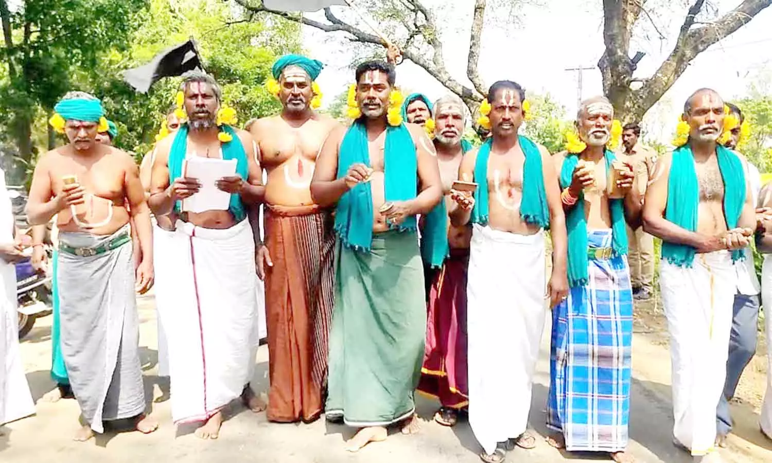 நூதன முறையில் விவசாயிகள் போராட்டம் நூதன முறையில் விவசாயிகள் போராட்டம்