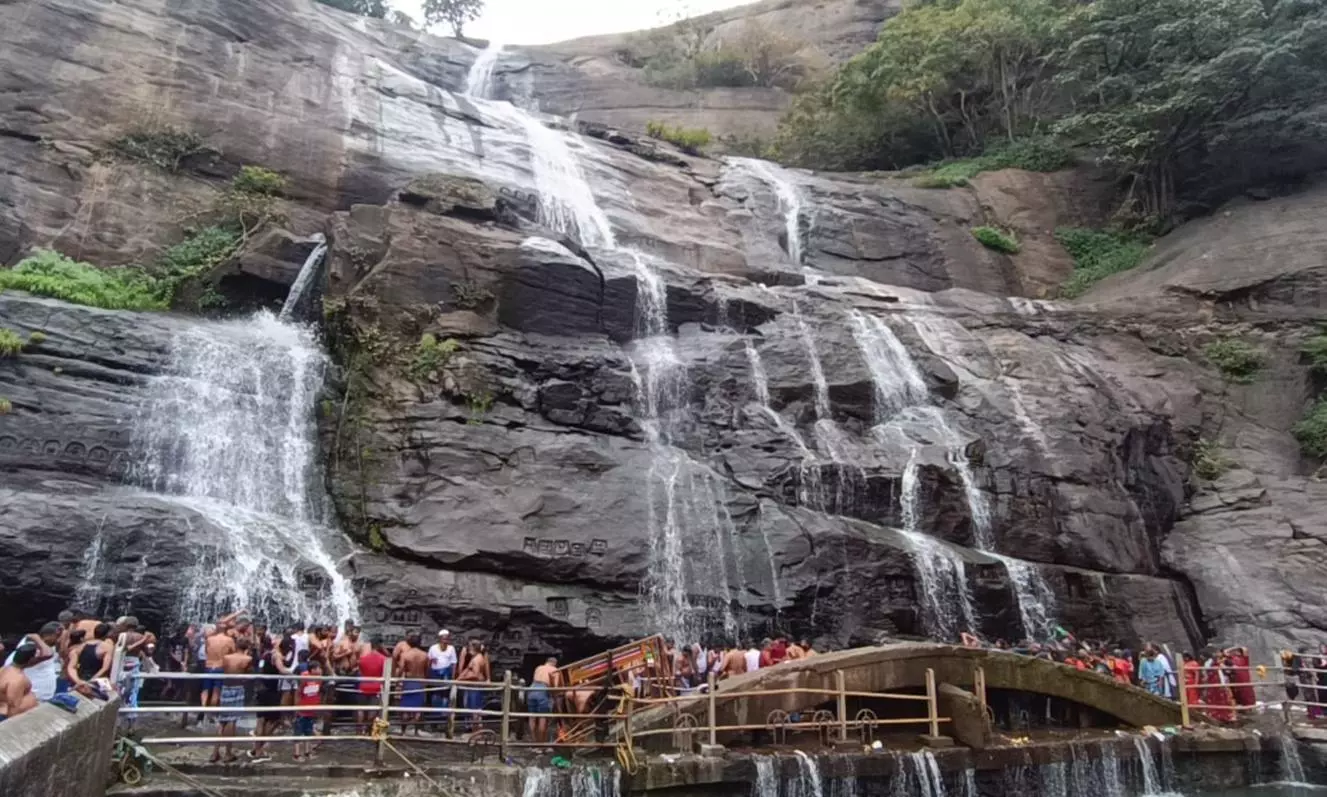 போதிய மழை இல்லாததால் குற்றாலம் அருவிகள் வறண்டன போதிய மழை இல்லாததால் குற்றாலம் அருவிகள் வறண்டன