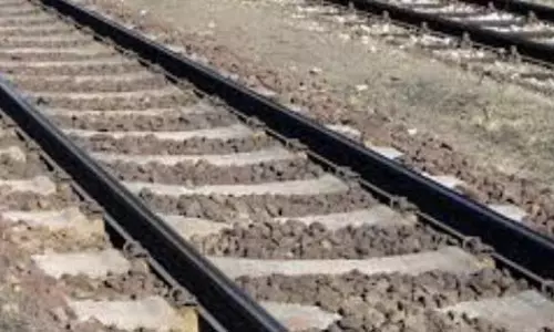 சிங்கப்பெருமாள் கோவில் அருகே ரெயில் மோதி மாணவி பலி