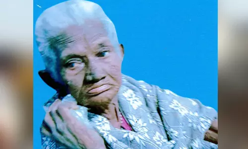 மயங்கி விழுந்து கிடந்த மூதாட்டி