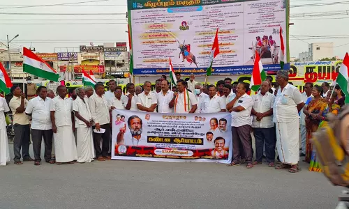 கவர்னர் ரவியை  கண்டித்து  விழுப்புரத்தில் காங்கிரஸ் கட்சியினர் ஆர்ப்பாட்டம்