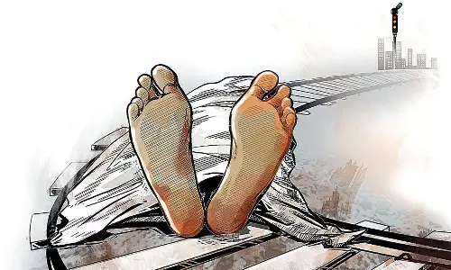 பணகுடியில் ரெயில்வே தண்டவாளம் அருகே அழுகிய நிலையில் ஆண் பிணம்