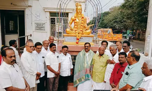 திருவள்ளுவர் சிலைக்கு மாலை