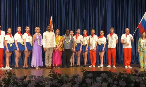 மேட்டுப்பாளையம் அருகே ரஞ்சிதமே பாடலுக்கு பாவாடை, தாவணியில் நடனமாடிய ரஷ்ய பெண்கள்