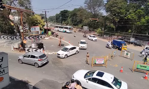 லாலி ரோடு பகுதியில் சிக்னல் இல்லாமல் சாலையை கடக்கும் வாகனங்கள்