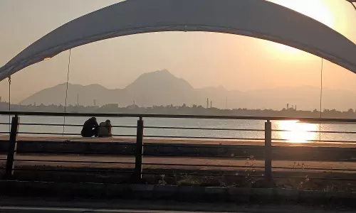 குறிச்சி குளக்கரையில் அத்துமீறலில் ஈடுபடும் காதல் ஜோடிகள்