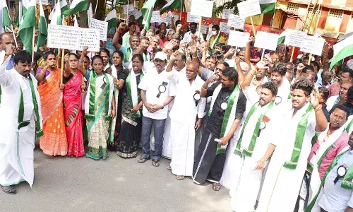 டெஸ்ட் பர்ச்சேஸ் வரியை ரத்து செய்யக்கோரி வியாபாரிகள் ஆர்ப்பாட்டம்