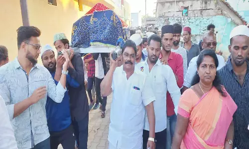 மாடு முட்டியதில் இறந்த வாலிபரின் உடல் பலத்த போலீஸ் பாதுகாப்புடன் அடக்கம்