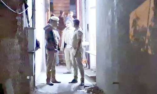 மசாஜ் சென்டரில் பாலியல் தொழிலில் ஈடுபட்ட 3 பேர் கைது