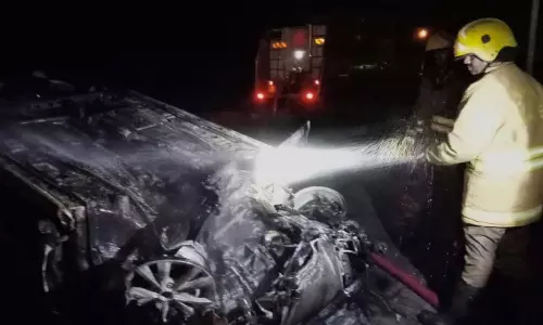 பொங்கலூரில் நடுரோட்டில் தீப்பிடித்து எரிந்த கார்