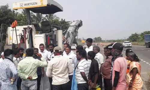 கல்பாக்கம் இ.சி.ஆரில் புதுப்பட்டினம் ஊராட்சி தலைவர் காயத்ரி தனபால் தலைமையில் முற்றுகை