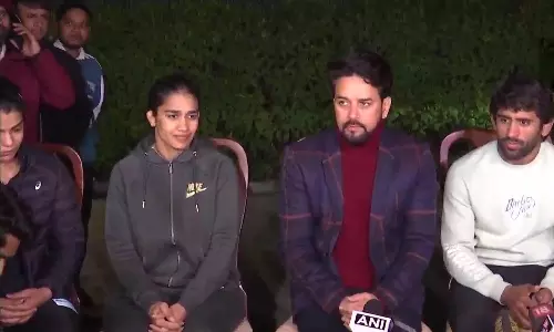 விளையாட்டுத்துறை மந்திரியுடன் பேச்சுவார்த்தை - நள்ளிரவில் மல்யுத்த வீரர்கள் போராட்டம் வாபஸ்