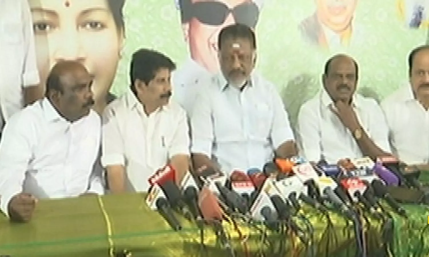 ஈரோடு தொகுதி இடைத்தேர்தலில் இரட்டை இலை சின்னத்தில்தான் போட்டி- வேட்பாளர் விரைவில் அறிவிக்கப்படுவார்: ஓ.பி.எஸ் ஈரோடு தொகுதி இடைத்தேர்தலில் இரட்டை இலை சின்னத்தில்தான் போட்டி- வேட்பாளர் விரைவில் அறிவிக்கப்படுவார்: ஓ.பி.எஸ்