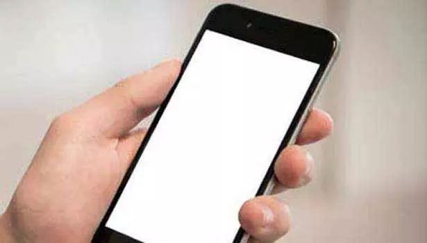 மத்திய தொழில் பாதுகாப்பு படை வீரரை ரெயிலில் இருந்து தள்ளி செல்போன் பறிப்பு