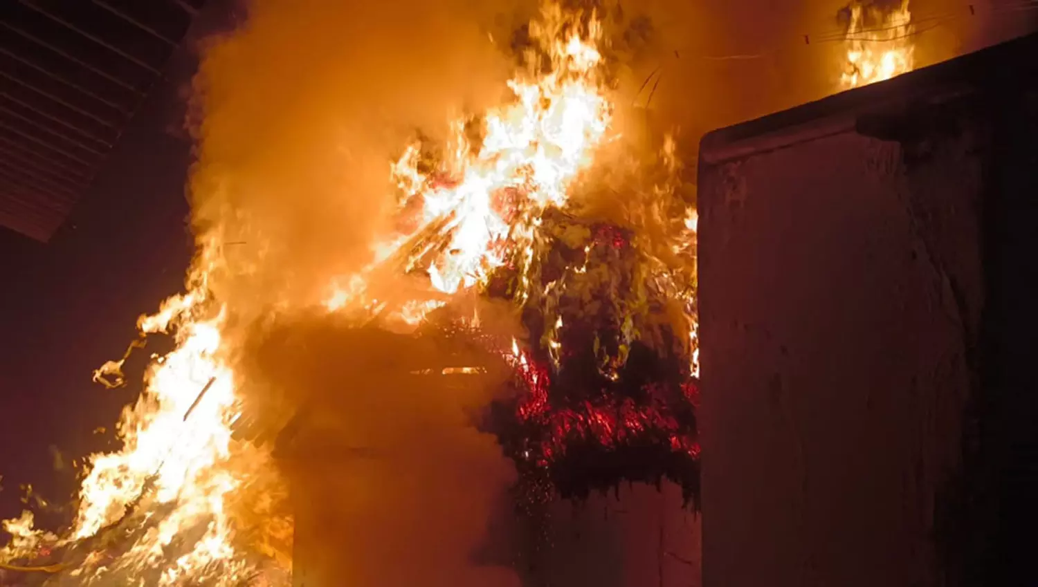 பண்ருட்டி அருகே தீவிபத்து: தொழிலாளி வீடு  எரிந்து நாசம்