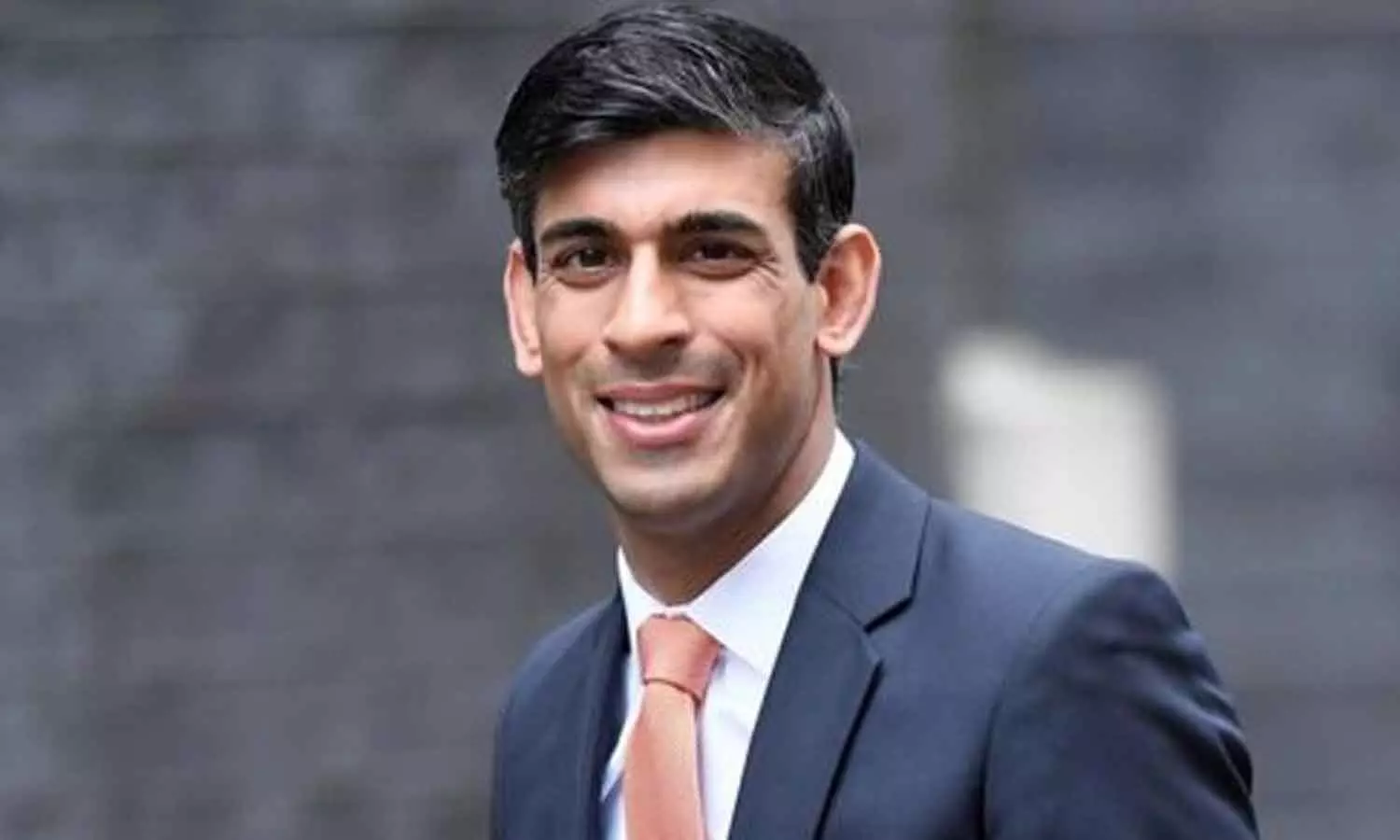 காரில் சீட் பெல்ட் அணியாததால் இங்கிலாந்து பிரதமர் ரிஷி சுனக்குக்கு அபராதம்- போலீசார் நடவடிக்கை காரில் சீட் பெல்ட் அணியாததால் இங்கிலாந்து பிரதமர் ரிஷி சுனக்குக்கு அபராதம்- போலீசார் நடவடிக்கை