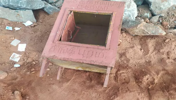 ஆத்து மேடு பகுதியில் வீசப்பட்டு கிடந்த உண்டியல்.