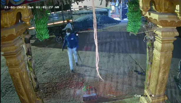 சிங்கிபுரம் நாடார் தெரு மாரியம்மன் கோவிலுக்குள் போகும் முகமூடி கொள்ளையர்.