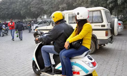 மகாராஷ்டிராவில் பைக் டாக்சிகளுக்கு தடை: அரசு அதிரடி உத்தரவு