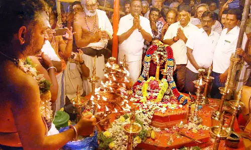 நெல்லையப்பர் கோவிலில் தங்கவிளக்கு தீபம் ஏற்றப்பட்டது