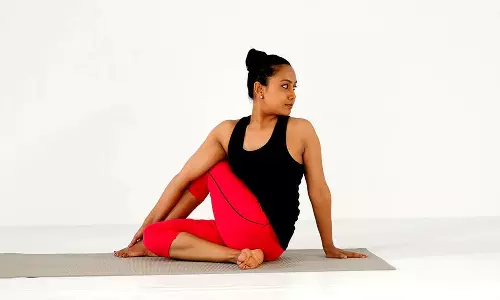 முதுகெலும்பை வலுப்படுத்தும் அர்த்த மச்சேந்திராசனம்